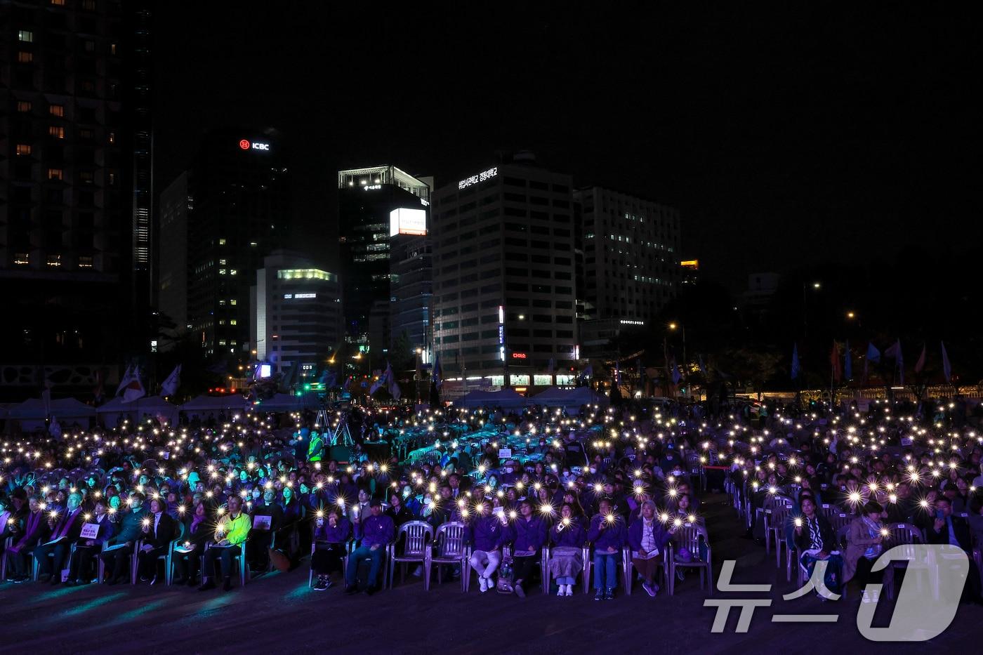 본문 이미지 - 25일 서울 중구 서울광장에서 10·29 이태원참사 3주기 시민추모대회가 열리고 있다. (공동취재) 2025.10.25 ⓒ 뉴스1 이호윤 기자
