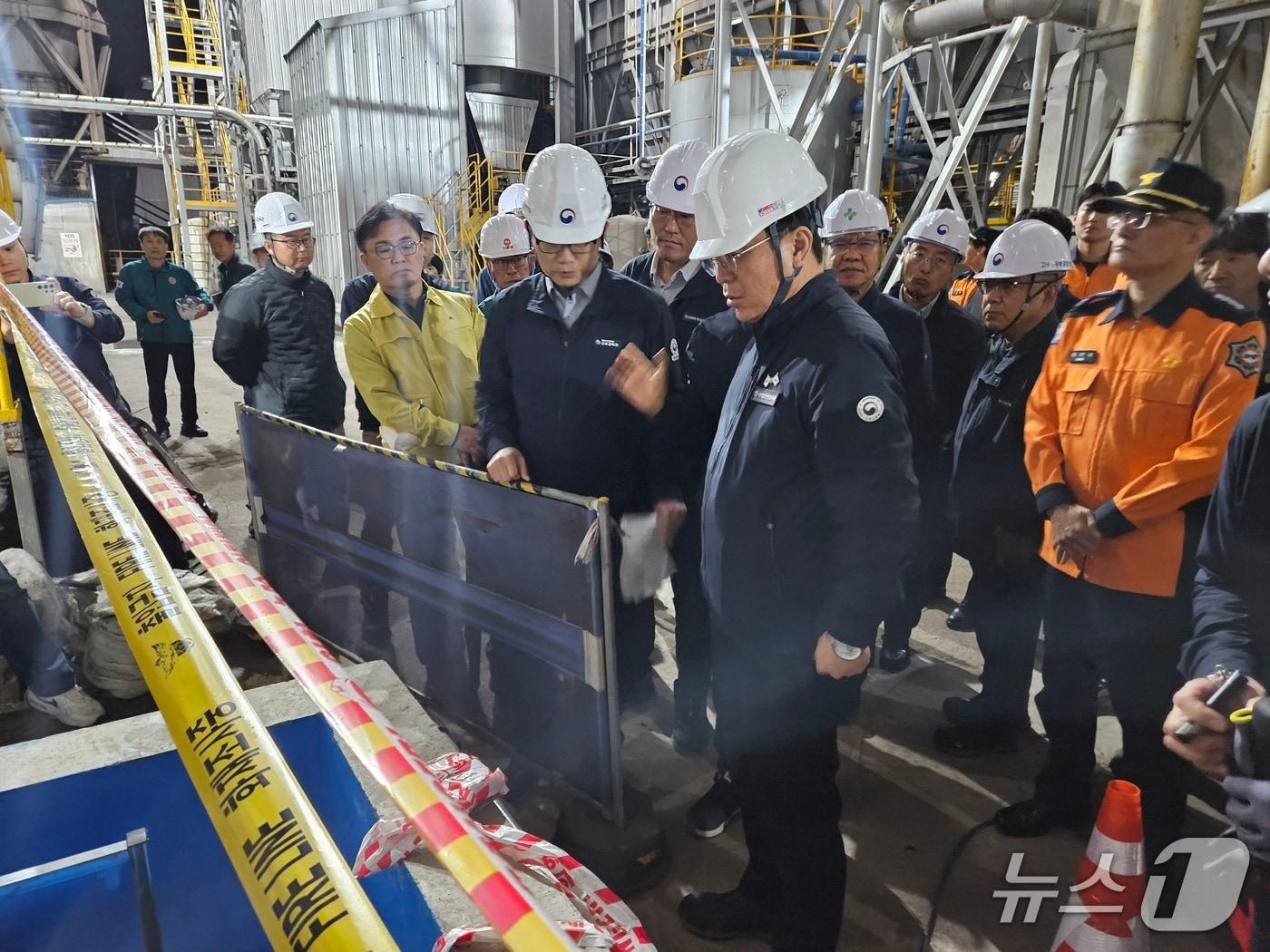 본문 이미지 - 사고현장을 둘러보는 김영훈 장관&#40;사진제공=고용노동부&#41;