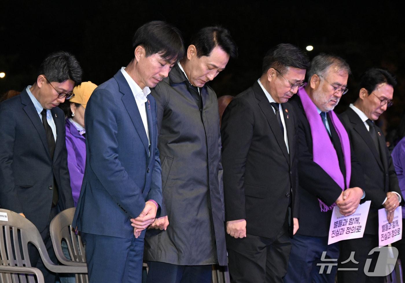 오세훈 서울시장이 25일&#40;토&#41; 저녁 서울광장에서 열린 ‘10.29 이태원 참사 3주기 시민추모대회’에서 묵념하고 있다.