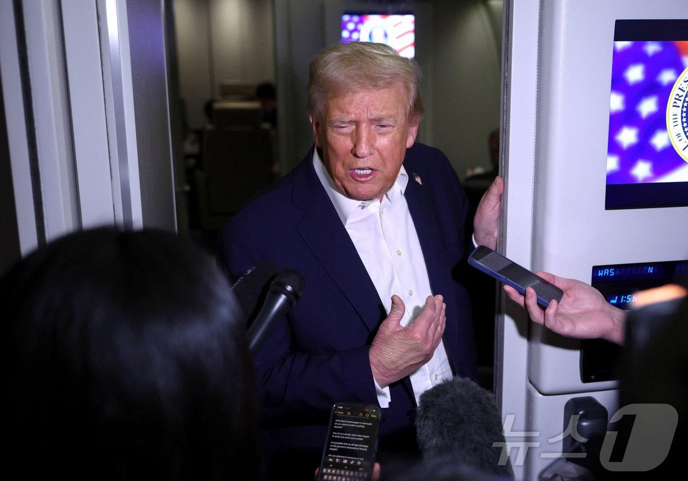 도널드 트럼프 미국 대통령이 24일(현지시간) 아시아 순방을 위해 앤드루스 합동기지에서 출발한 에어포스원(미 대통령 전용기)에서 기자들의 질문에 답하고 있다. ⓒ 로이터=뉴스1 ⓒ News1 류정민 특파원