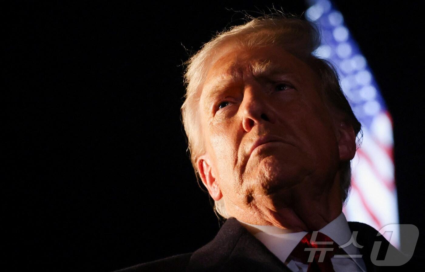 도널드 트럼프 미국 대통령이 24일(현지시간) 아시아 순방을 위해 워싱턴DC 백악관을 나서고 있다. 2025.10.24. ⓒ 로이터=뉴스1 ⓒ News1 류정민 특파원