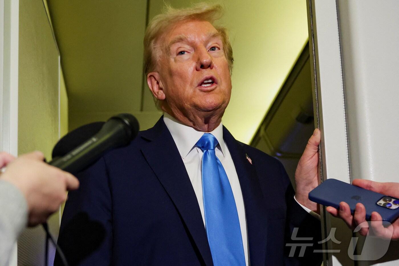 본문 이미지 - 도널드 트럼프 미국 대통령이 26일(현지시간) 말레이시아 쿠알룸푸르로 향하는 에어포스원 기내에서 기자들의 질문에 답하고 있다. 2025.10.26. ⓒ 로이터=뉴스1 ⓒ News1 류정민 특파원