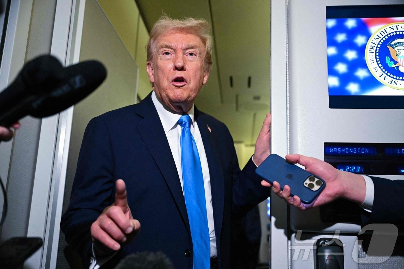 도널드 트럼프 미국 대통령이 26일&#40;현지시간&#41; 카타르에서 말레이시아로 쿠알룸푸르 향하는 에어포스원 기내에서 기자들 질문에 답하고 있다. ⓒ AFP=뉴스1 ⓒ News1 류정민 특파원