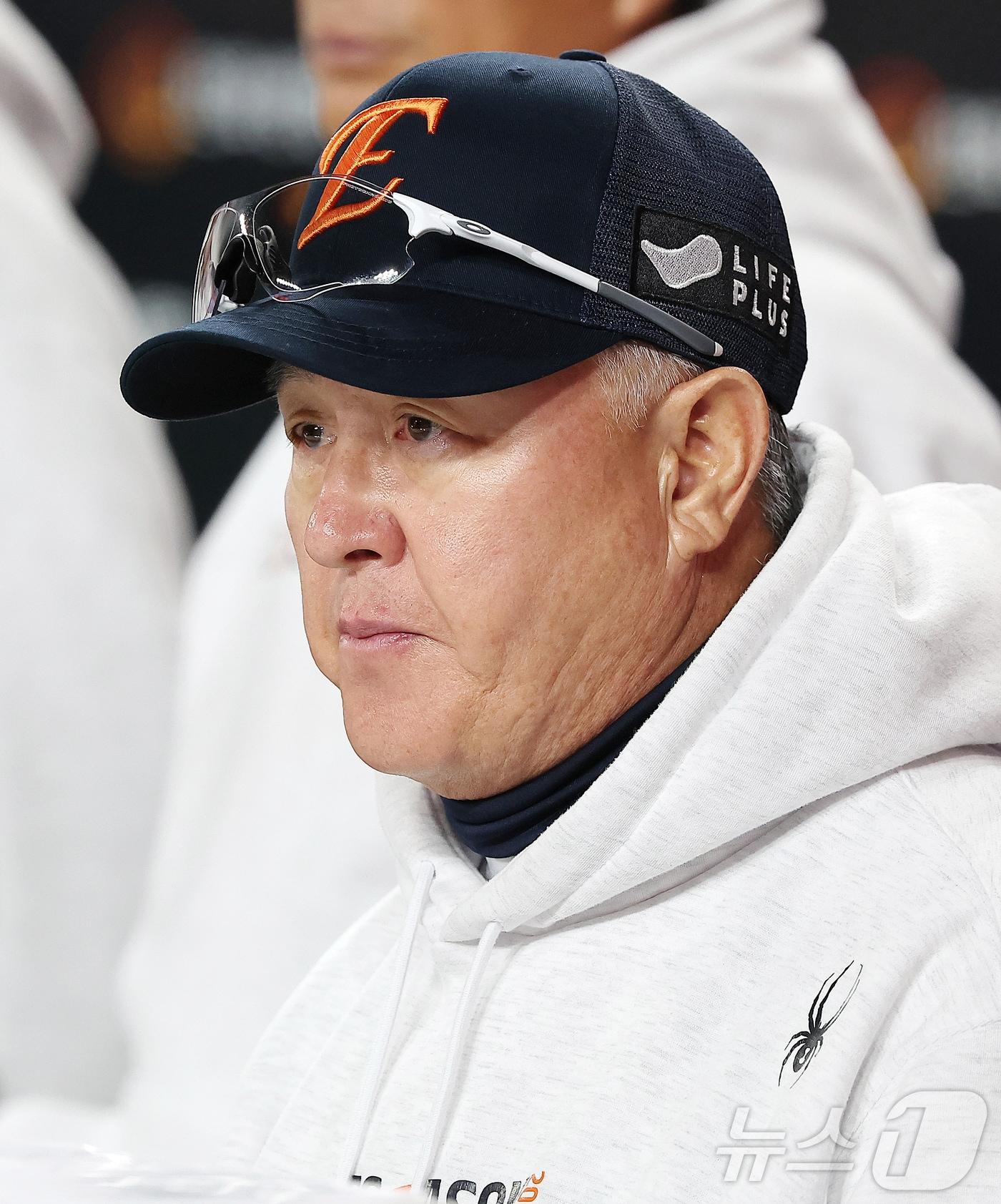 본문 이미지 - 24일 오후 대전 한화생명볼파크에서 열린 프로야구 2025 신한 SOL뱅크 KBO 플레이오프 5차전 삼성 라이온즈와 한화 이글스의 경기, 한화 김경문 감독이 경기를 지켜보고 있다. 2025.10.24/뉴스1 ⓒ News1 김진환 기자