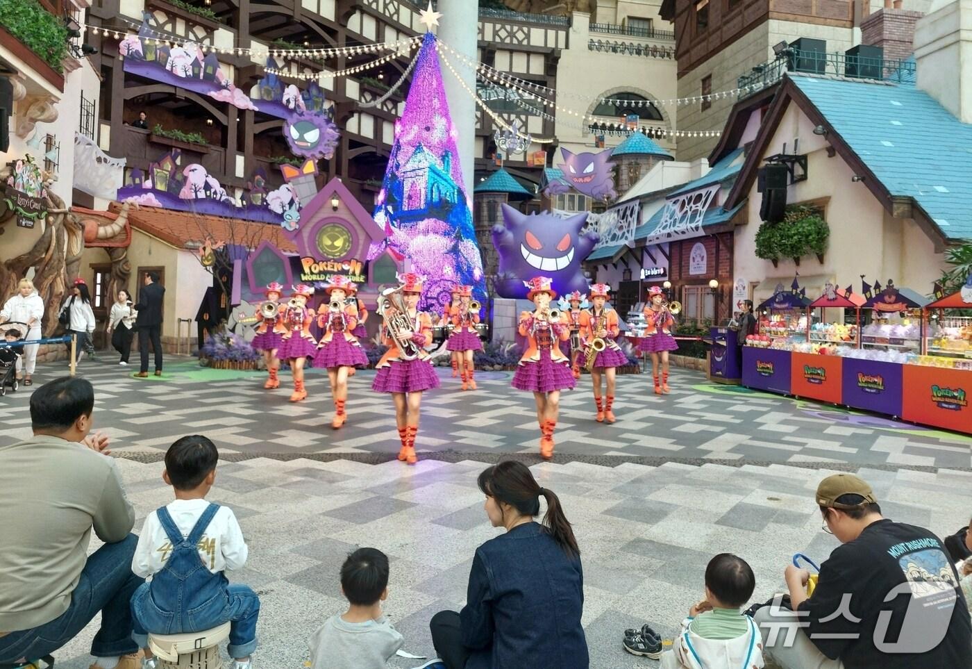 충북 진천군은 드림스타트 대상 가족 30가구 60여 명을 대상으로 서울 롯데월드 어드벤처 시설 체험 프로그램을 진행했다.(진천군 제공, 재판매 및 DB금지)/뉴스1