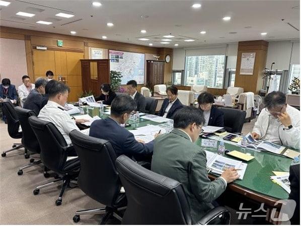 본문 이미지 - 부산시가 '15분도시 안전한 학교 가는 길' 조성을 위해 관련 기관과 사업 방안을 논의하고 있다.(부산시 제공. 재판매 및 DB금지)