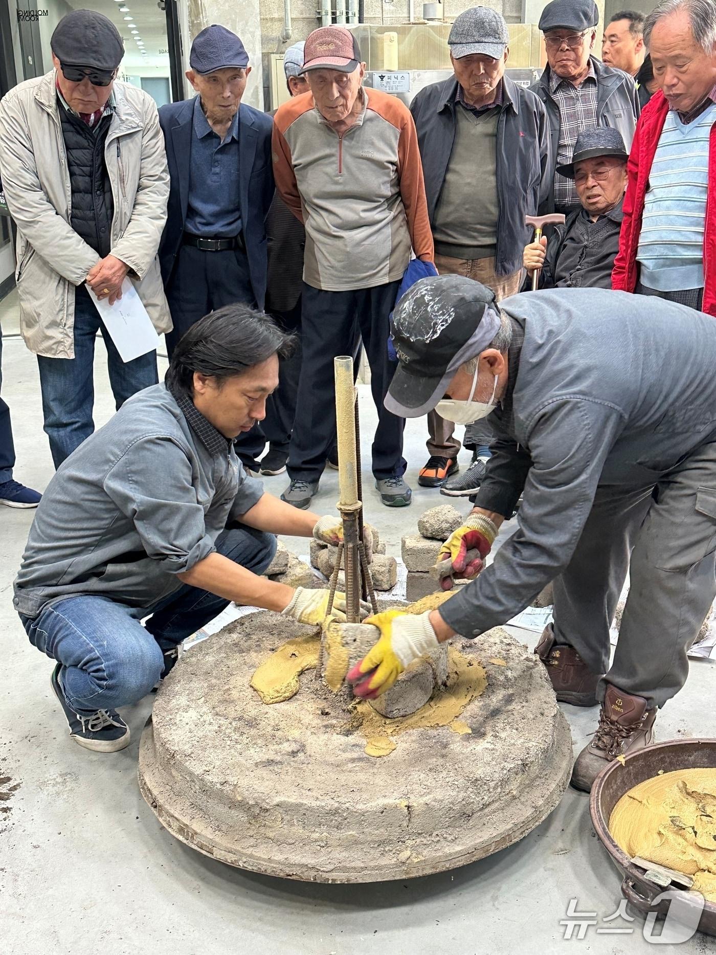 본문 이미지 - 충북 진천군은 국가무형유산 주철장(鑄鐵匠) 공개행사를 24일부터 26일까지 진천군 주철장전수교육관에서 진행했다.(진천군 제공, 재판매 및 DB금지)/뉴스1