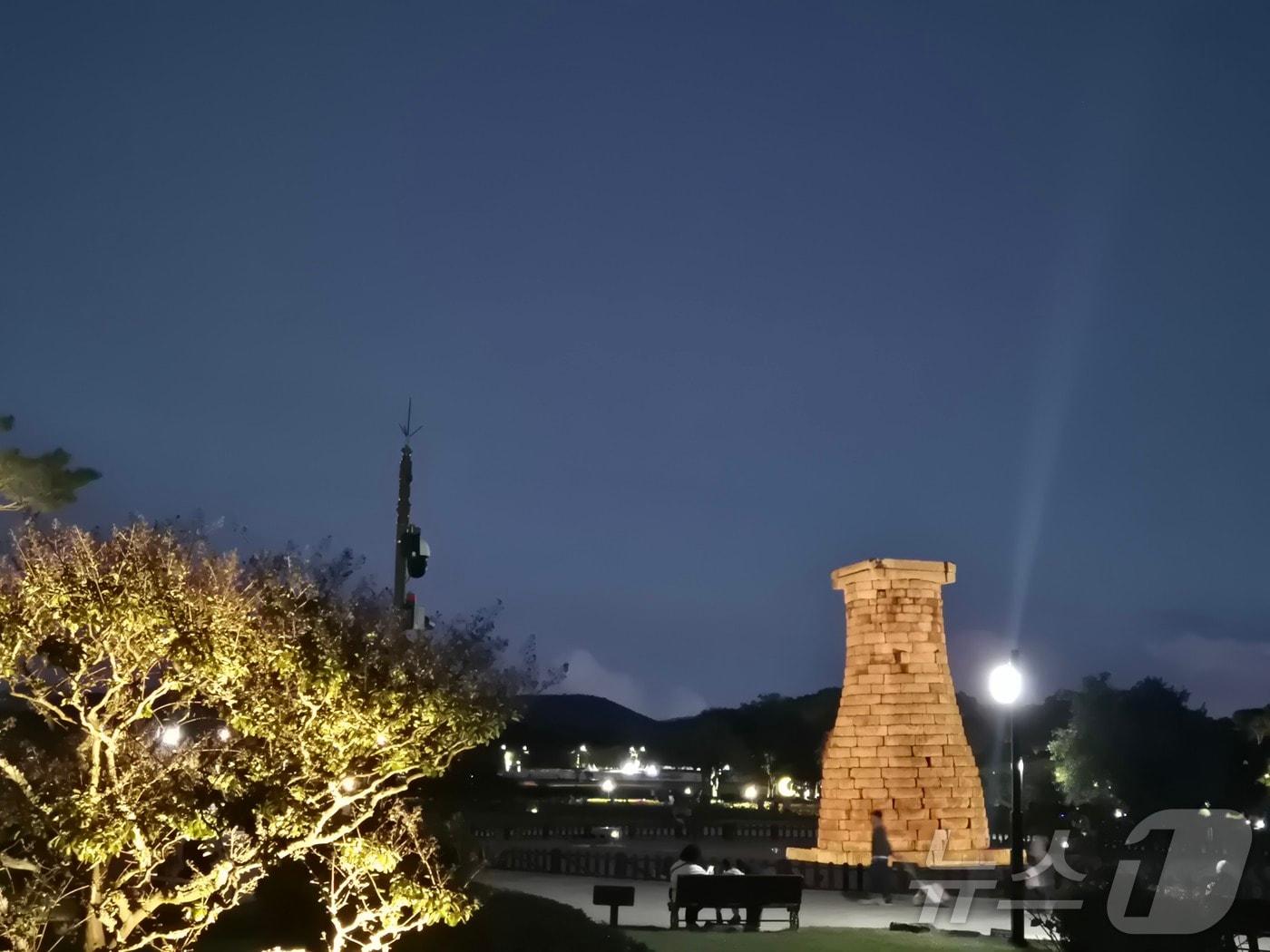 본문 이미지 - ‘아시아태평양경제협력체(APEC) 정상회의’를 앞두고, 세계유산인 경주역사유적지구인 첨성대 일대가 문화예술 첨담기술이 융합된 축제장으로 바뀌었다.ⓒ News1 김대벽기자