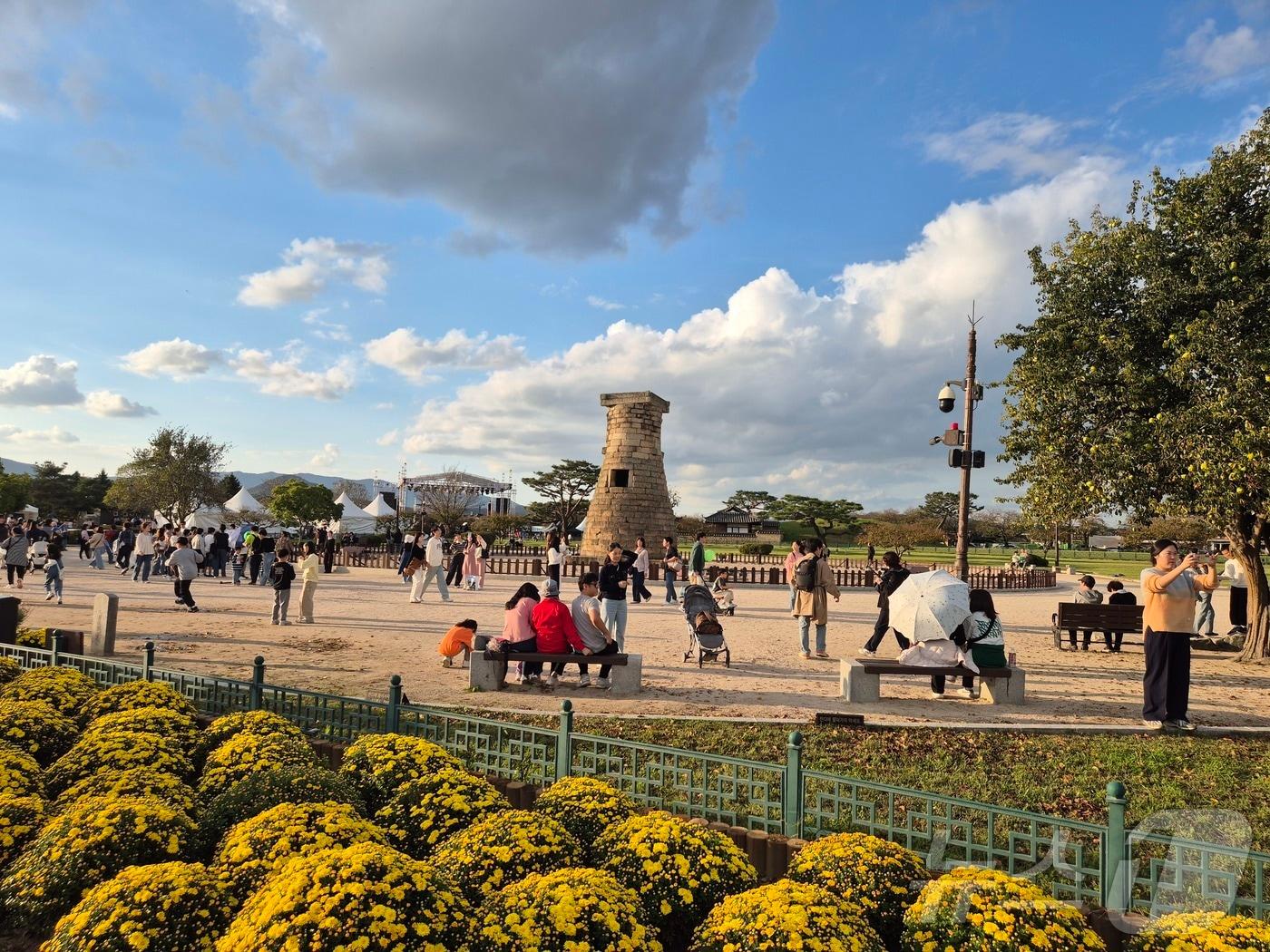 본문 이미지 - 오는 27일부터 11월 1일까지 열리는 ‘2025 아시아태평양경제협력체(APEC) 정상회의’를 앞두고 세계유산 경주역사유적지구의 첨성대 일원은 문화예술 첨담기술이 융합된 축제장으로 변모했다. ⓒ News1 김대벽기자