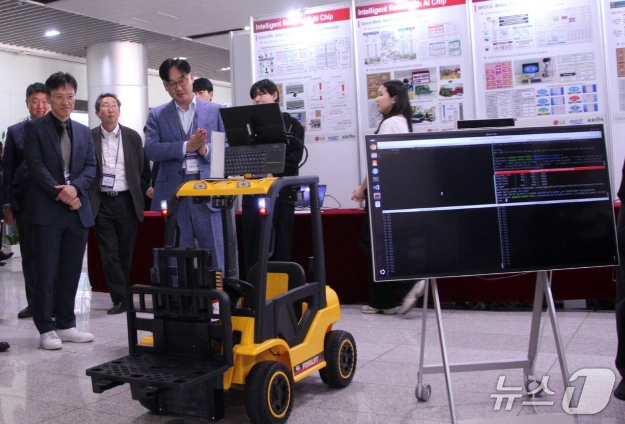 본문 이미지 -  24일 진행한 &#39;Future 2030 서밋&#39;에서 LG전자의 P5G 통신 기술을 활용해 스마트팩토리에서 활용하는 무인 지게차 로봇 제어 시연을 진행하고 있다. &#40;LG전자 제공&#41; 