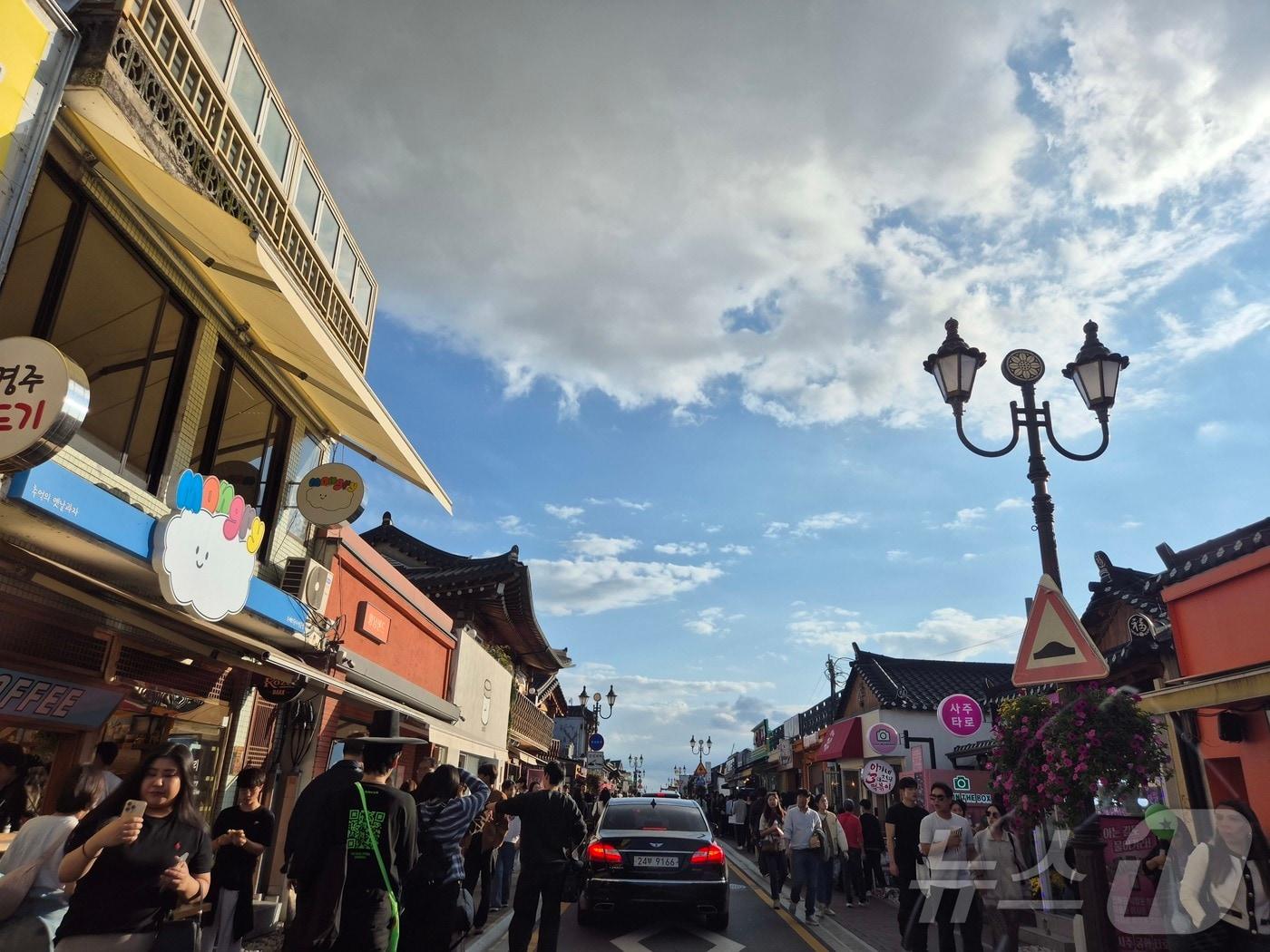 본문 이미지 - 오는 27일부터 11월 1일까지 열리는 ‘2025 아시아태평양경제협력체(APEC) 정상회의’를 앞두고 세계유산 경주역사유적지구에 있는 황리단길이 APEC 참가자, 관광객들로 붐비고 있다. ⓒ News1 김대벽기자