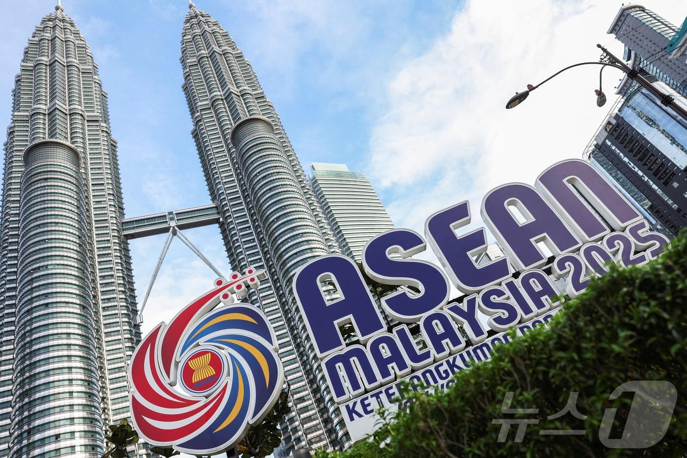 24일&#40;현지시간&#41; 말레이시아 쿠알라룸푸르에서 열리는 아세안&#40;ASEAN&#41; 정상회의를 앞두고 페트로나스 트윈타워 인근에 아세안 로고가 전시되어 있다. 2025.10.24. ⓒ 로이터=뉴스1 ⓒ News1 윤다정 기자
