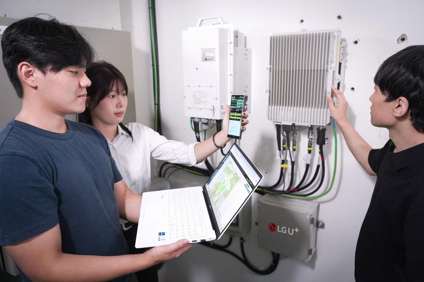 LG유플러스 임직원과 금오공대 학생들이 구축된 오픈랜 장비를 실증하는 모습. (LGU+ 제공)