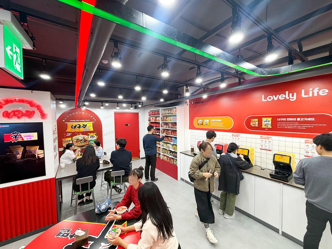 본문 이미지 - 뉴웨이브명동점 너구리의 라면 가게. &#40;세븐일레븐 제공&#41;. 