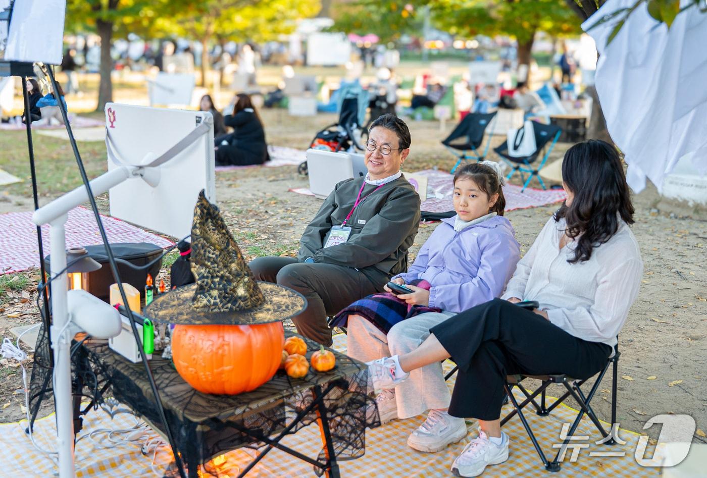 LG전자 &#39;스탠바이미 러버 챌린지&#39;에서 대상을 수상한 송병준 씨&#40;사진 왼쪽 첫번째&#41; 가족. 스탠바이미 2를 이용한 할로윈 파티룸을 꾸며 큰 호응을 얻었다.&#40;LG전자 제공&#41;