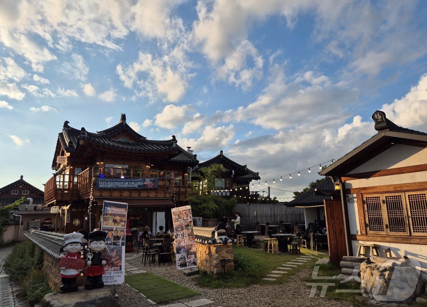본문 이미지 -  ‘2025 아시아태평양경제협력체&#40;APEC&#41; 정상회의’를 앞두고, 세계유산 경주역사유적지구에 있는 황리단길은 APEC 참가자,관광객들로 붐벼 젊음을 선사하는 거리로 변모하고 있다. ⓒ News1 김대벽기자