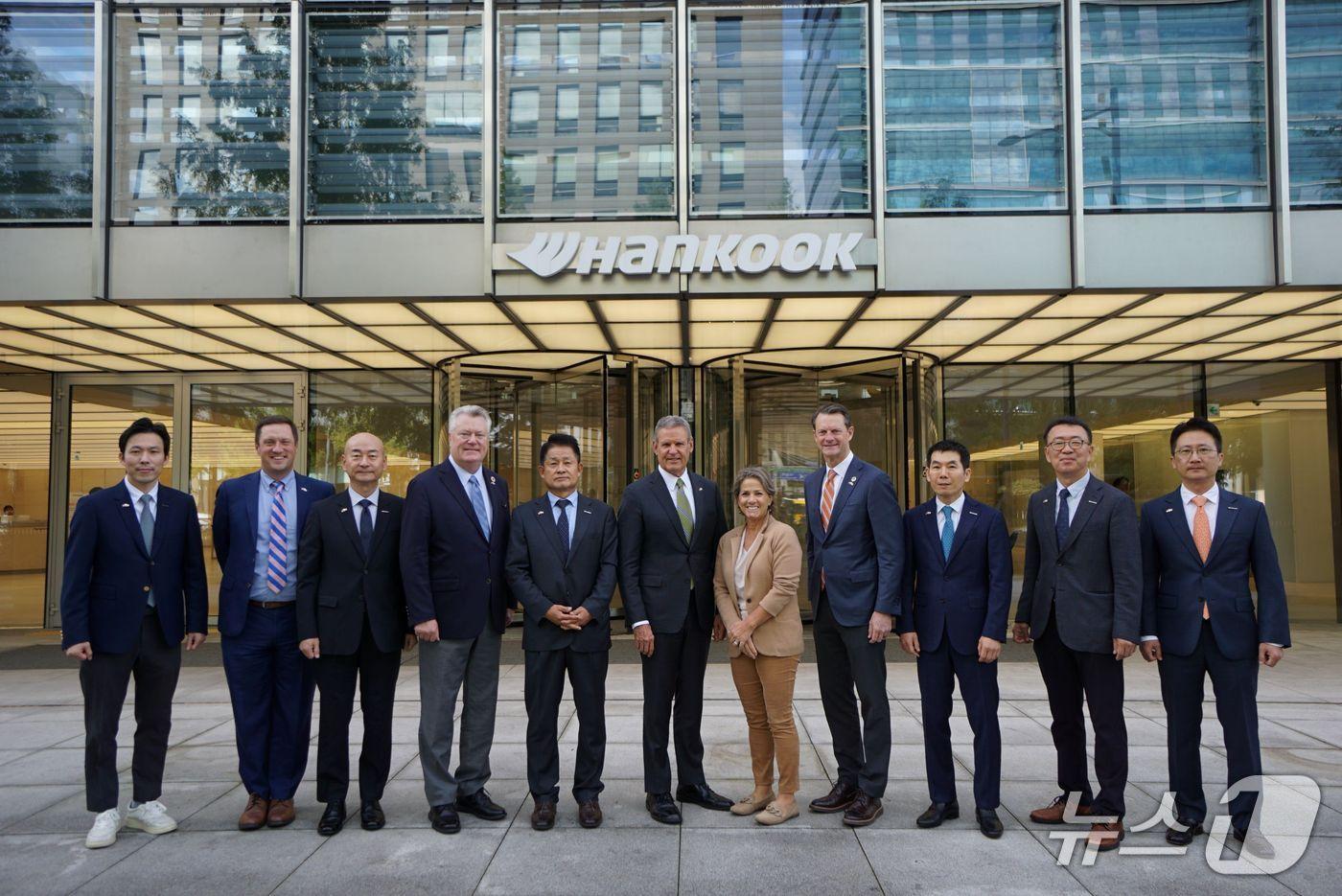 빌 리&#40;Bill Lee&#41; 미국 테네시 주지사&#40;중앙&#41;, 이수일 한국앤컴퍼니그룹 부회장 겸 한온시스템 대표&#40;중앙 좌측&#41;, 박종호 한국앤컴퍼니 대표이사, 김준현 한국앤컴퍼니 경영총괄, 안종선·이상훈 한국타이어 공동대표 등이 24일 오전 간담회에 앞서 경기도 판교 본사 테크노플렉스 앞에서 기념촬영을 하고 있다. &#40;한국앤컴퍼니그룹 제공&#41; 