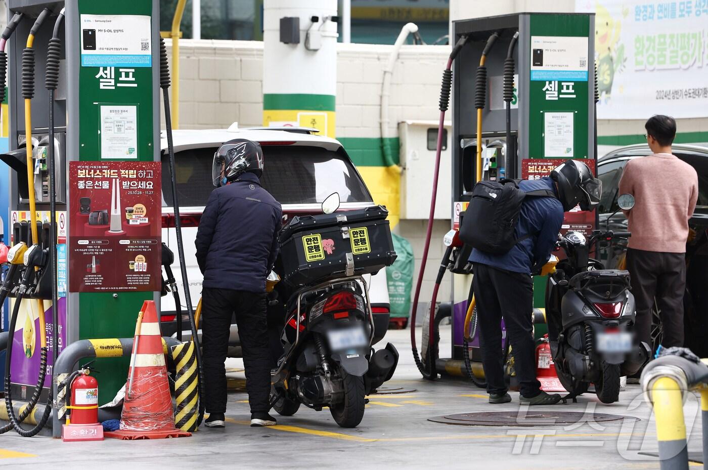 주 사진은 이날 오전 서울 시내의 주유소 모습. 2025.10.26/뉴스1 ⓒ News1 김민지 기자