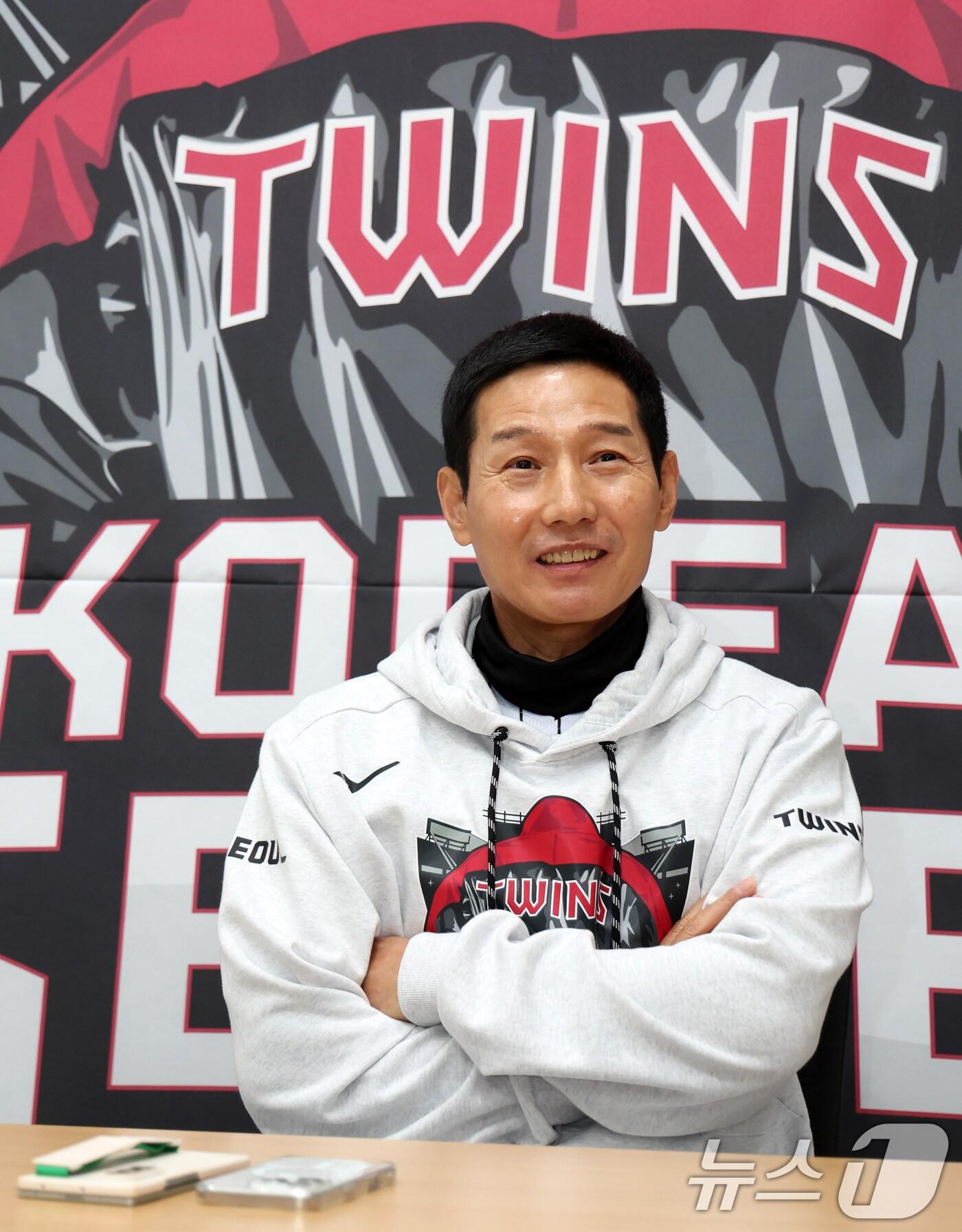 본문 이미지 - LG 염경엽 감독이 26일 서울 잠실야구장에서 열리는 프로야구 2025 신한 SOL뱅크 KBO 포스트시즌 한국시리즈 1차전 한화 이글스와 LG 트윈스의 경기에 앞서 인터뷰를 하고 있다. 2025.10.26/뉴스1 ⓒ News1 김성진 기자