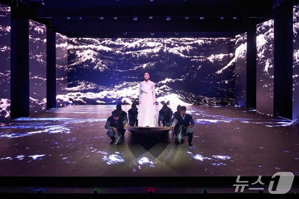 본문 이미지 - 경북문화관광공사는 26일 '2025 APEC(아시아태평양경제협력체) 정상회의'를 기념하는 특별공연과 전시를 선보인다고 밝혔다. 사진은 정동극장의 '단심' 공연 모습. (경북문화관광공사 제공. 재판매 및 DB 금지)/뉴스1