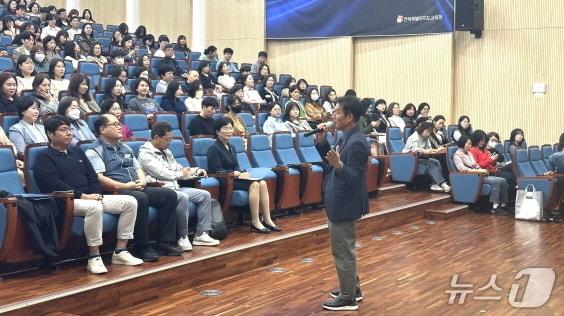 본문 이미지 - 박성현 행정국장이 24일 전북교육청, 공무원 정원배정 개선안에 대해 설명하고 있다.(전북교육청 제공, 재판매 및 DB 금지)/뉴스1