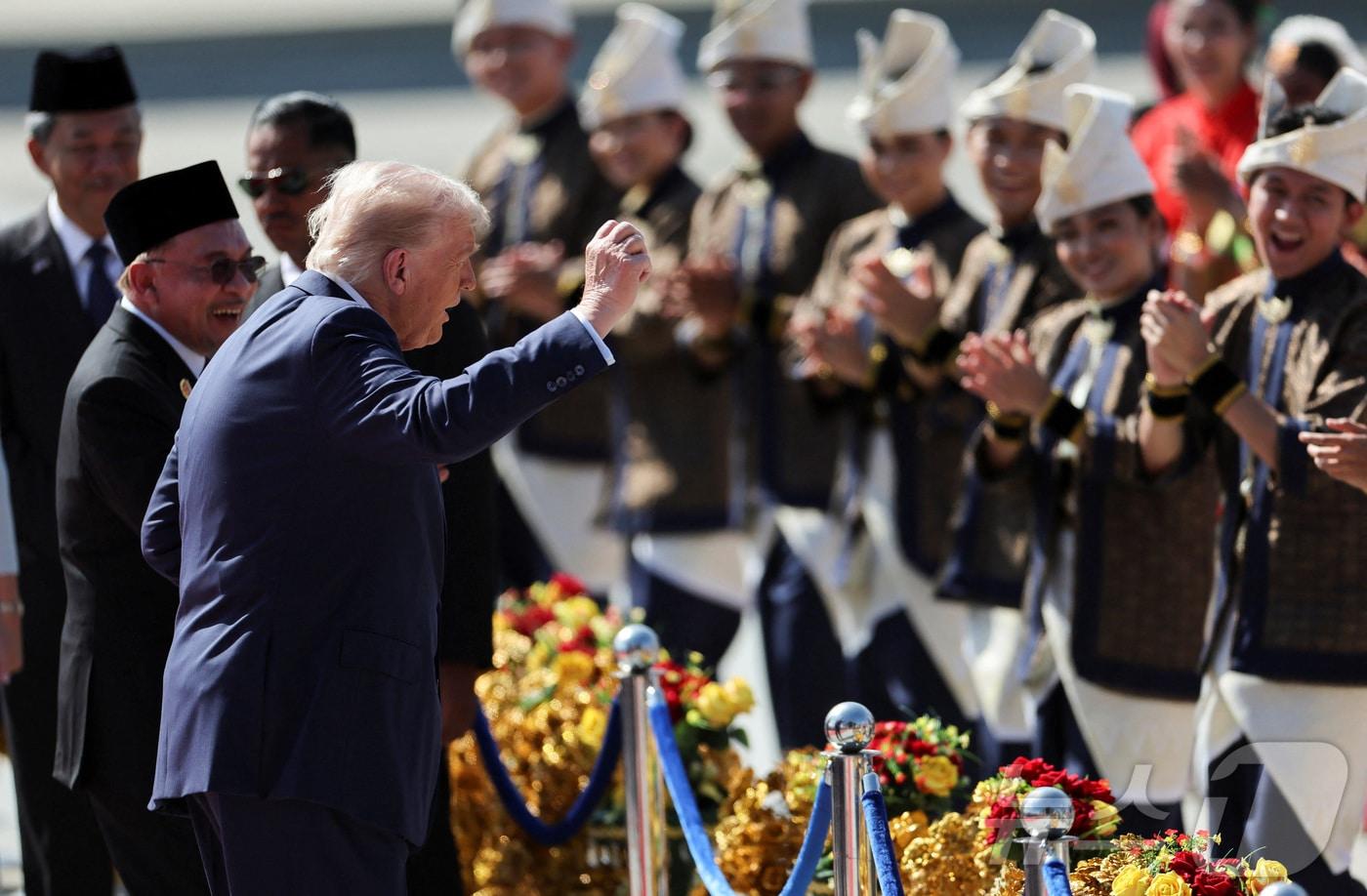 도널드 트럼프 미국 대통령이 26일&#40;현지시간&#41; 아세안&#40;ASEAN·동남아시아국가연합&#41; 정상회의 참석을 위해 말레이시아 쿠알라룸푸르 국제공항에서 도착한 뒤 환영식에서 공연단과 함께 춤추고 있다. 2025.10.26. ⓒ 로이터=뉴스1 ⓒ News1 윤다정 기자
