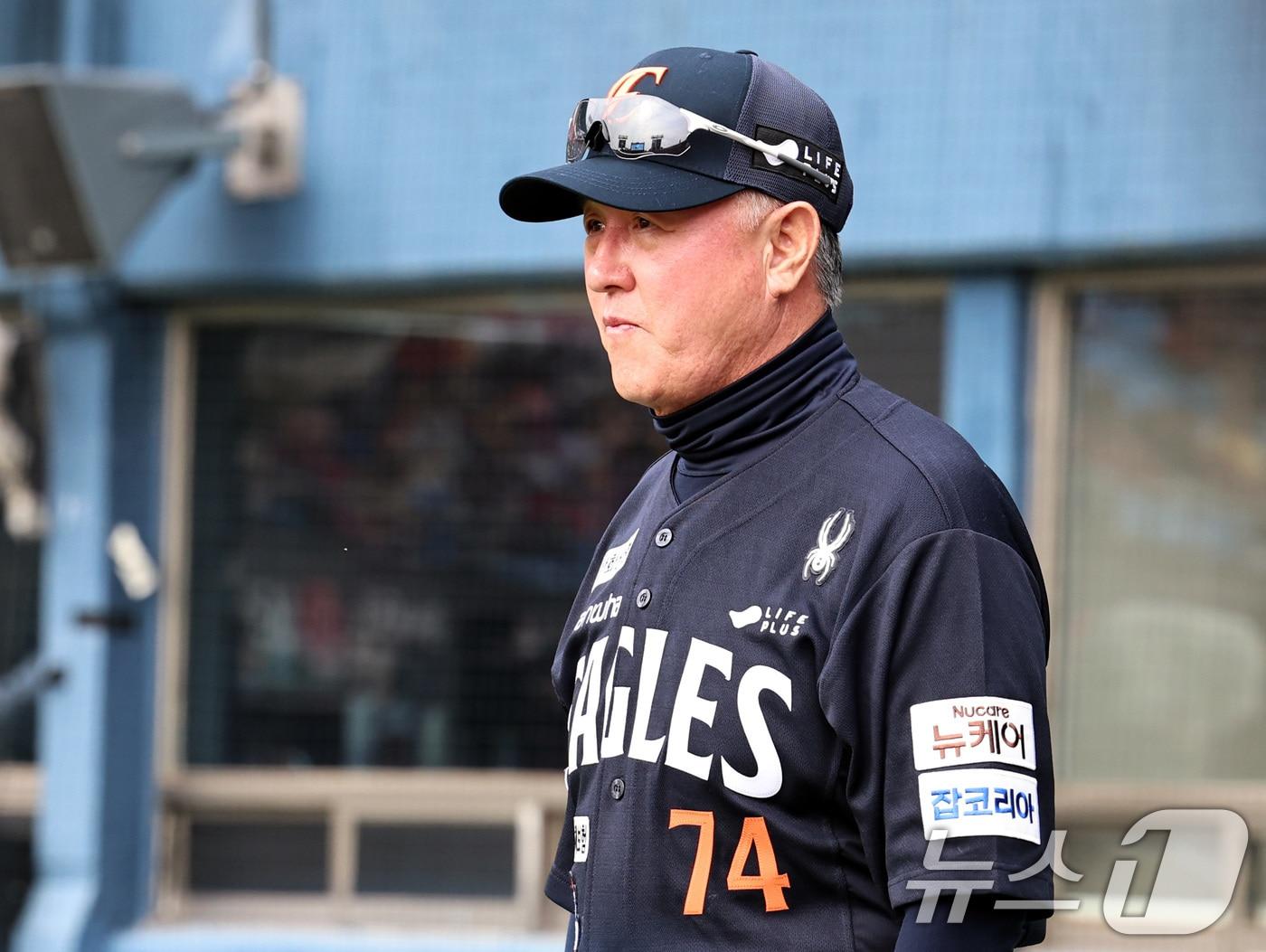 본문 이미지 - 26일 오후 서울 송파구 잠실야구장에서 열린 프로야구 2025 신한 SOL뱅크 KBO 포스트시즌 한국시리즈 1차전 한화 이글스와 LG 트윈스의 경기를 앞두고 김경문 한화 감독이 선수들을 지켜보고 있다. 2025.10.26/뉴스1 ⓒ News1 구윤성 기자