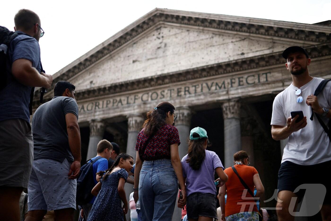 이탈리아 로마 판테온에 입장하기 위해 관광객들이 줄을 서 있다. (사진은 기사 내용과 무관함) 2023.06.30. ⓒ 로이터=뉴스1 ⓒ News1 윤다정 기자