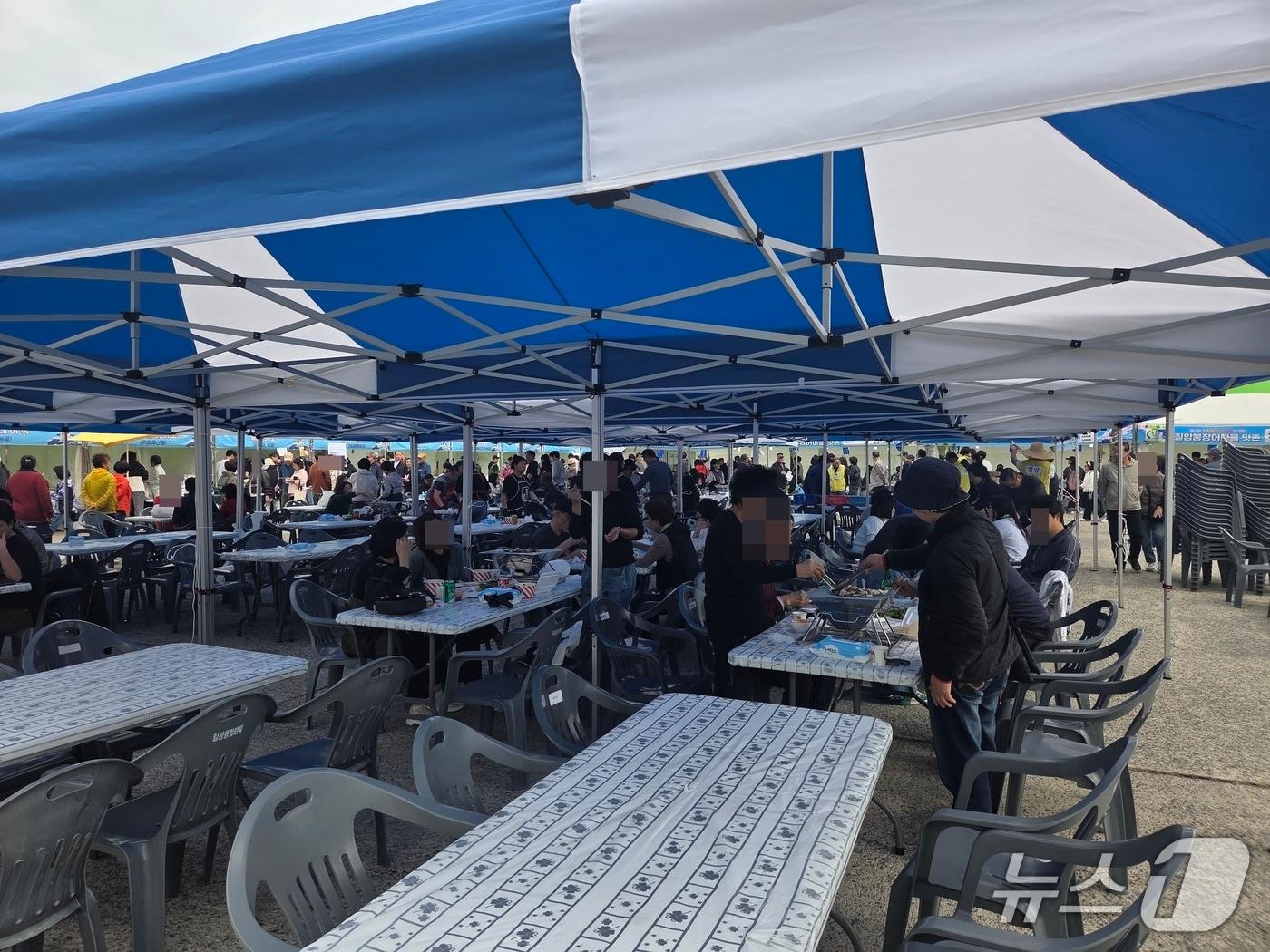 본문 이미지 - 26일 부산 기장군 칠암항에서 열리고 있는 기장붕장어 축제.2025.10.26/뉴스1 김태형 기자