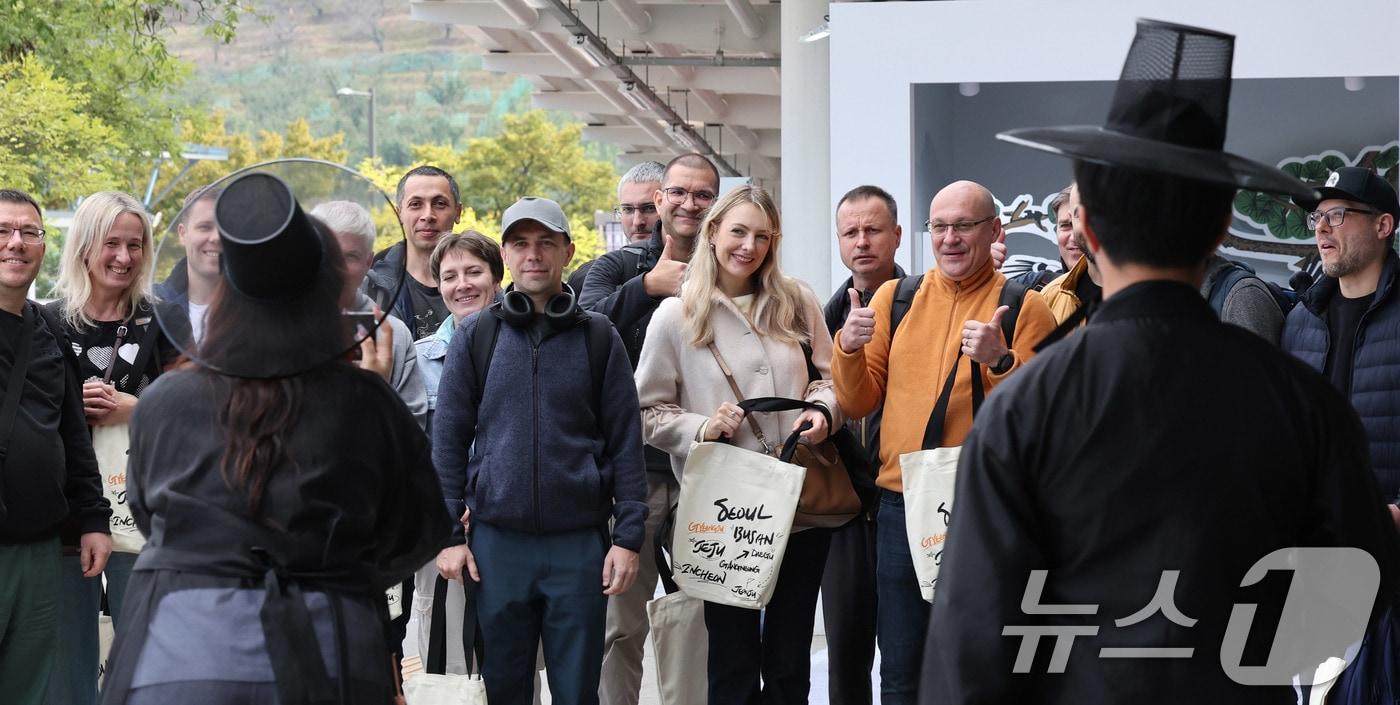 2025 경주 아시아태평양경제협력체&#40;APEC&#41; 정상회의 주간  경북 경주역에 도착한 러시아 경제인들이 웰컴 키트를 받은 뒤 기념 촬영을 하고 있다. 2025.10.26/뉴스1 ⓒ News1 박지혜 기자