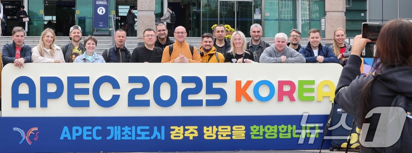 2025 경주 아시아태평양경제협력체(APEC) 정상회의 주간 시작을 하루 앞둔 가운데 26일 경북 경주역에 도착한 러시아 경제인들이 기념 촬영을 하고 있다. 2025.10.26/뉴스1 ⓒ News1 박지혜 기자