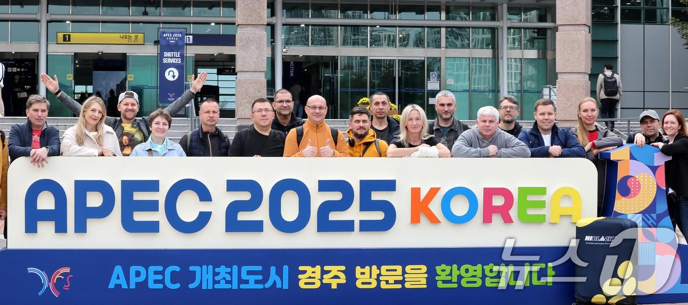 2025 경주 아시아태평양경제협력체&#40;APEC&#41; 정상회의 주간 시작을 하루 앞둔 가운데 26일 경북 경주역에 도착한 러시아 경제인들이 기념 촬영을 하고 있다. 2025.10.26/뉴스1 ⓒ News1 박지혜 기자