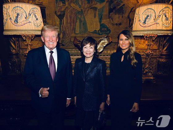 본문 이미지 - 15일&#40;현지시간&#41; 미국 플로리다주 마러라고 저택에서 왼쪽부터 도널드 트럼프 미 대선 당선인과 아베 아키에 여사, 멜라니아 트럼프 여사가 기념사진을 찍고 있다. 2024.12.15/ &#40;출처 : 멜라니아 트럼프 엑스 계정&#41;