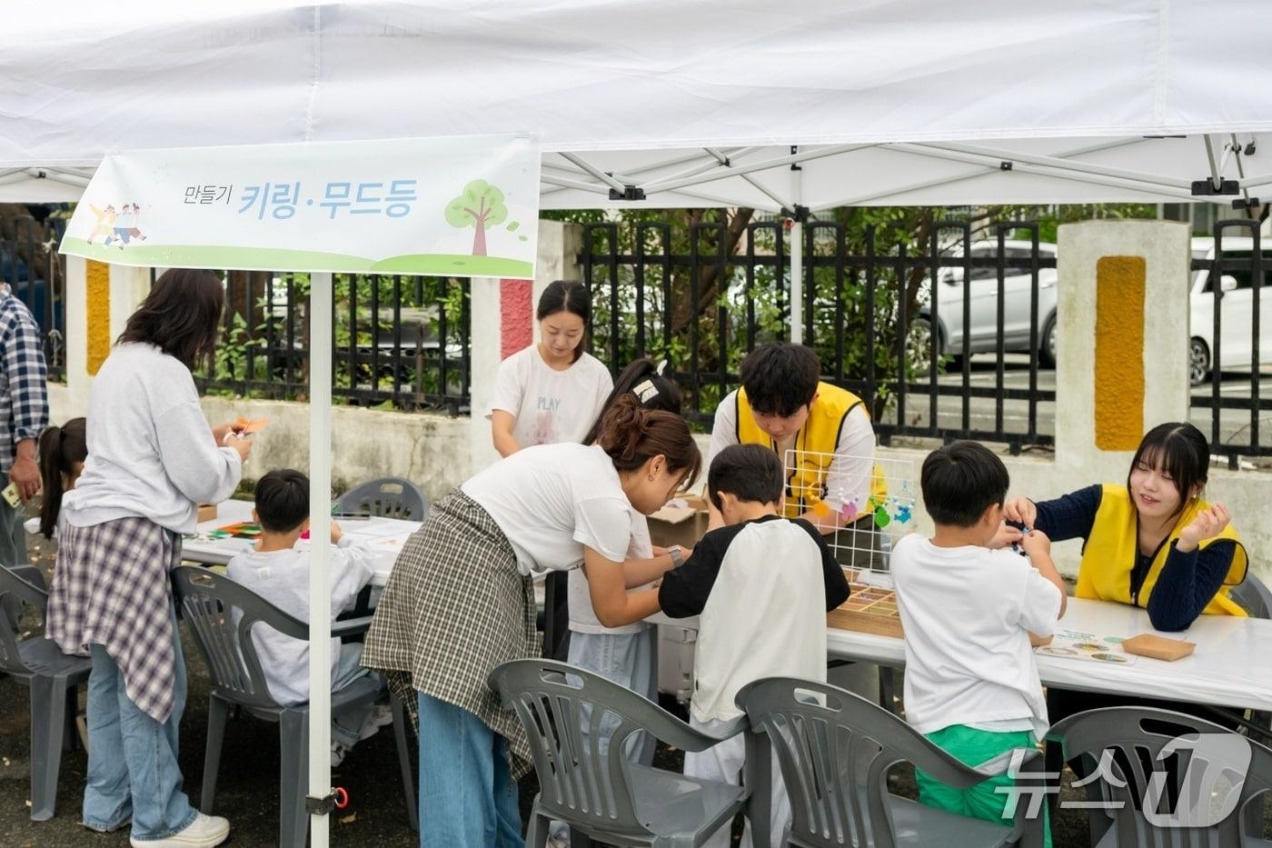 한샘이 부산 해운대소방서 반여119안전센터의 노후 환경을 개선하고 소방공무원 가족을 초대해 '함께한끼' 행사를 진행했다. 사진은 행사 현장에서 소방공무원 가족이 이벤트에 참여 중인 모습. (한샘 제공. 재판매 및 DB금지)