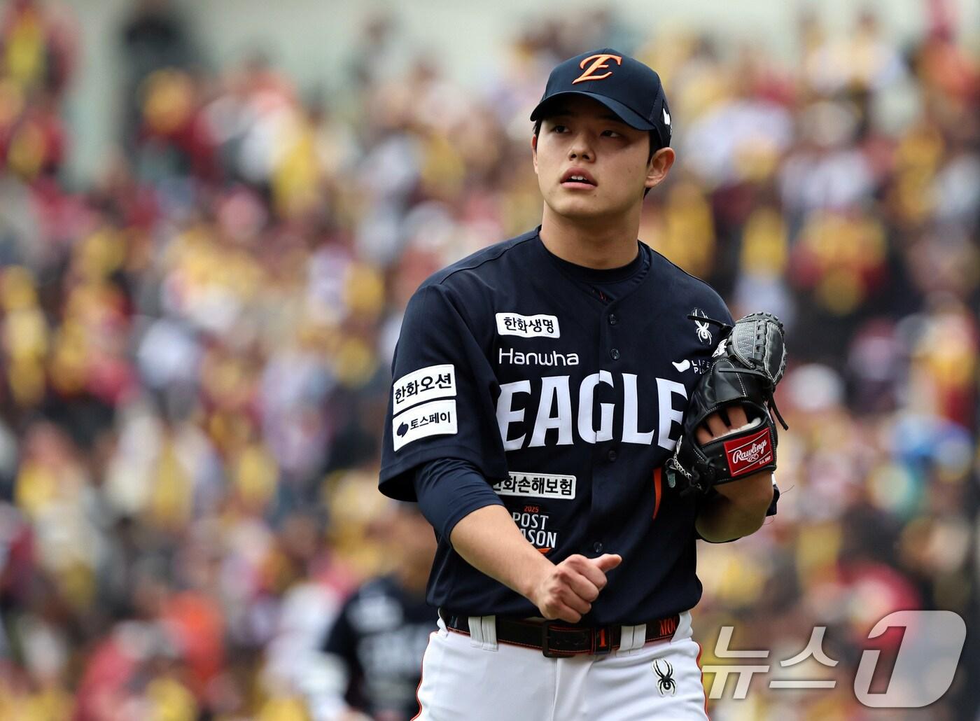 본문 이미지 - 26일 서울 잠실야구장에서 열린 프로야구 2025 신한 SOL뱅크 KBO 포스트시즌 한국시리즈 1차전 한화 이글스와 LG 트윈스의 경기, 한화 선발 문동주가 1회 2실점을 허용한 뒤 공수교대를 위해 더그아웃으로 향하고 있다. 2025.12.26/뉴스1 ⓒ News1 구윤성 기자