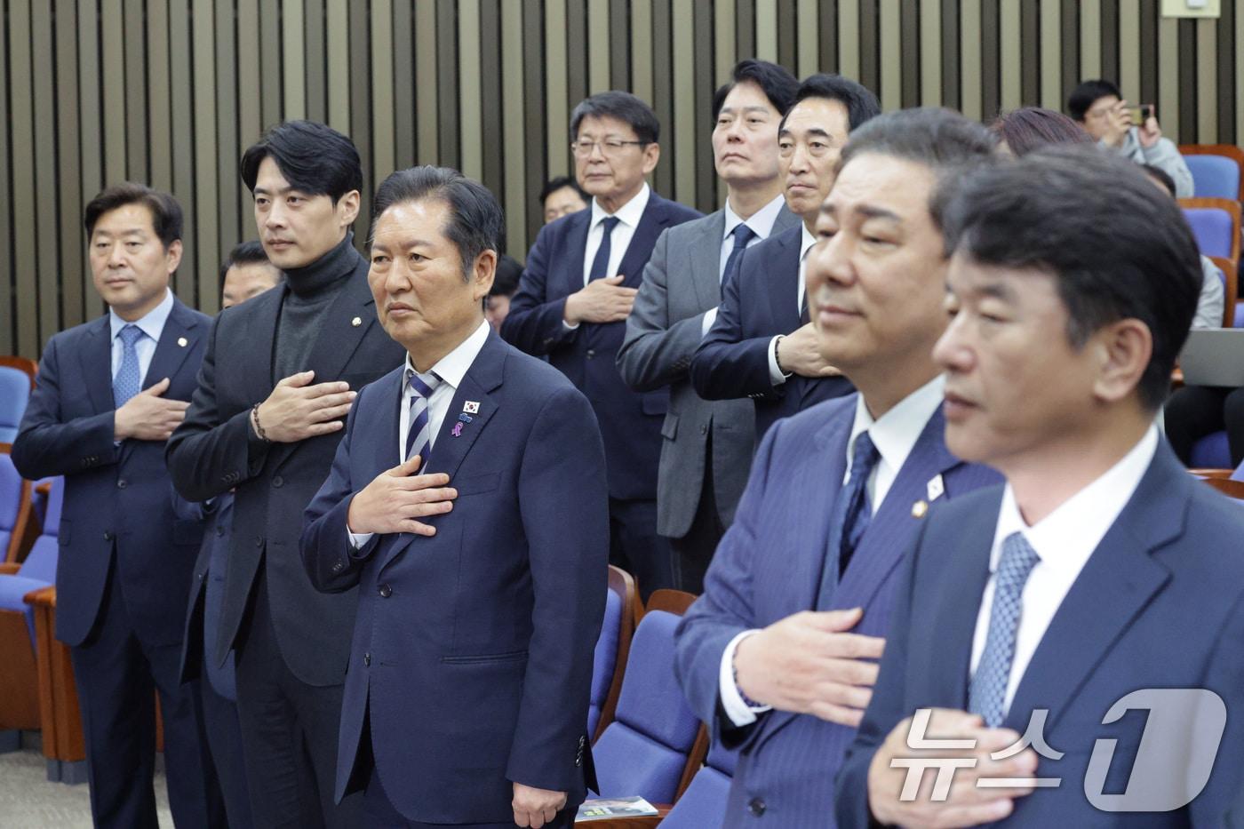 정청래 더불어민주당 대표와 김병기 원내대표가 지난 26일 서울 여의도 국회에서 열린 의원총회에서 국민의례를 하고 있다. 2025.10.26/뉴스1 ⓒ News1 신웅수 기자