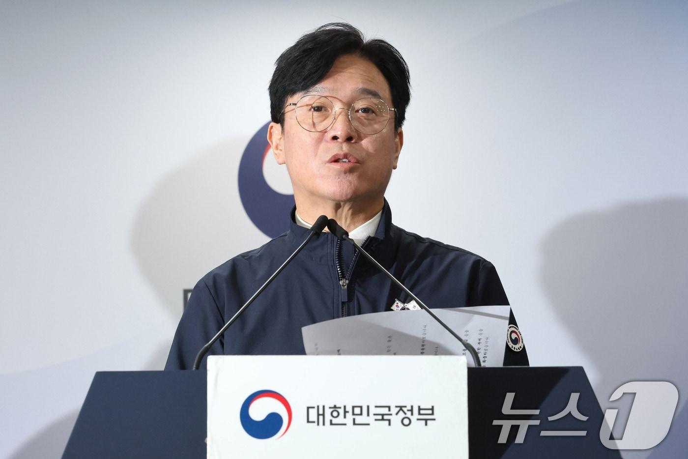 김영훈 고용노동부 장관이 지난달 26일 오후 서울 종로구 정부서울청사에서 관계부처 합동브리핑을 하고 있다. 2025.10.26/뉴스1 ⓒ News1 이광호 기자