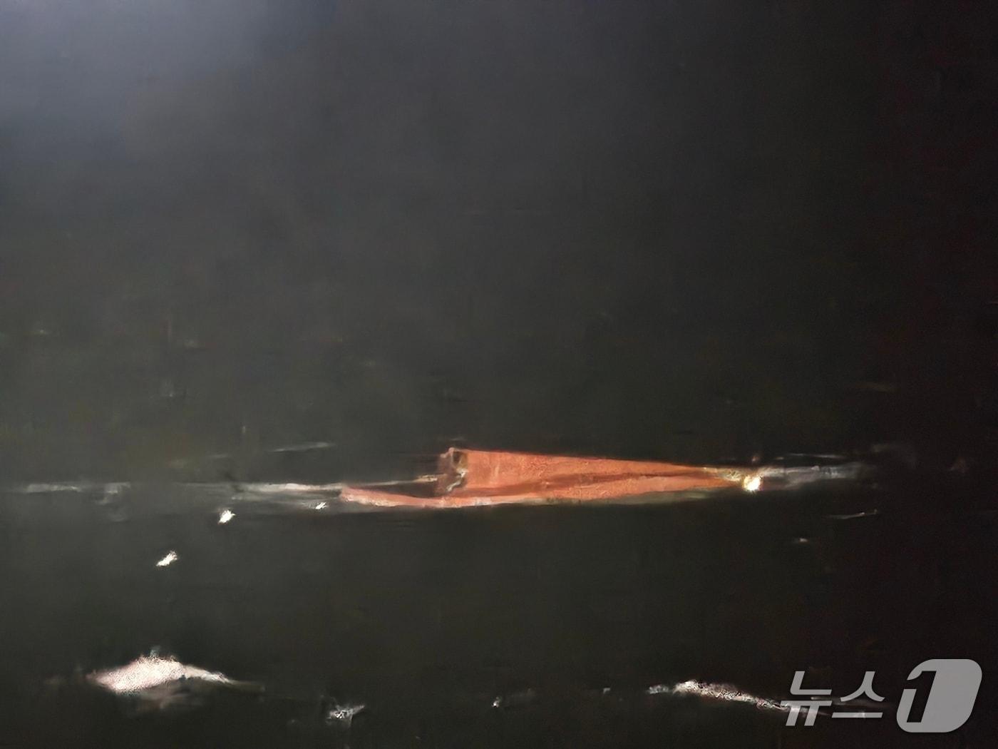 본문 이미지 - 25일 오후 5시 24분쯤 신안군 흑산도 북쪽 33㎞ 해상에서 전복된 신안선적 24톤급 근해안강망 어선 A호. (목포해경 제공.재판매 및 DB 금지)