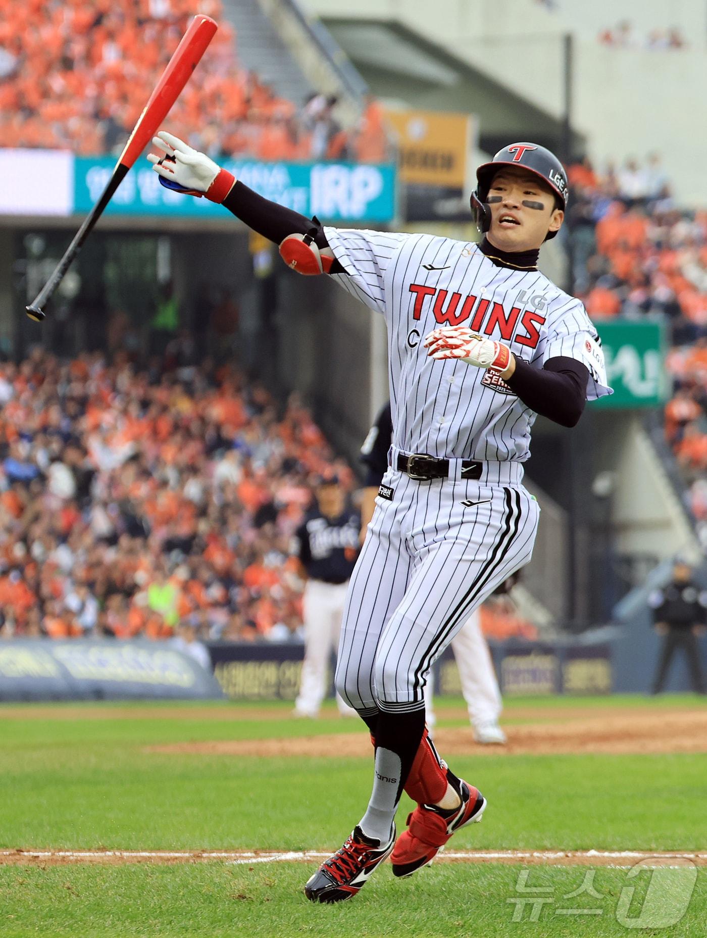 본문 이미지 - 26일 서울 잠실야구장에서 열린 프로야구 2025 신한 SOL뱅크 KBO 포스트시즌 한국시리즈 1차전 한화 이글스와 LG 트윈스의 경기, LG 박해민이 5회말 선두타자로 나와 솔로홈런을 친 뒤 환호하고 있다. 2025.10.26/뉴스1 ⓒ News1 김진환 기자