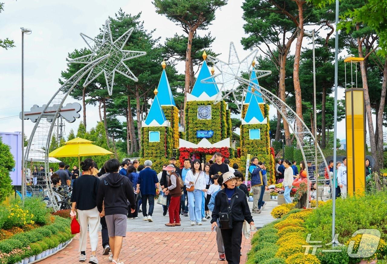 본문 이미지 - 유성국화축제장을 찾은 나들이객 모습.(유성구 제공. 재판매 및 DB금지)/뉴스1