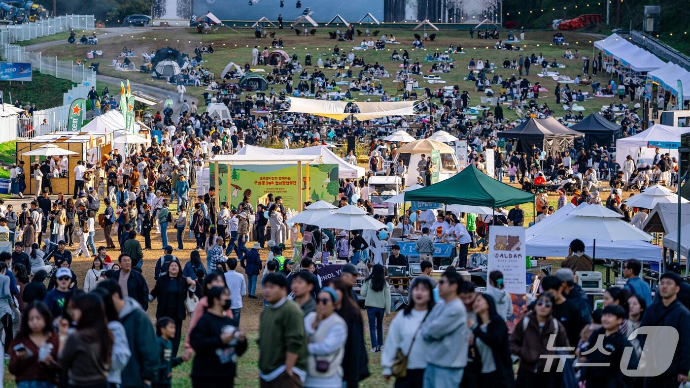 26일 강원 춘천시 엘리시안 강촌리조트에서 열린 '숲 속 빵 시장'(엘리시안 강촌리조트 제공, 재판매 및 DB 금지) 2025.10.26뉴스1