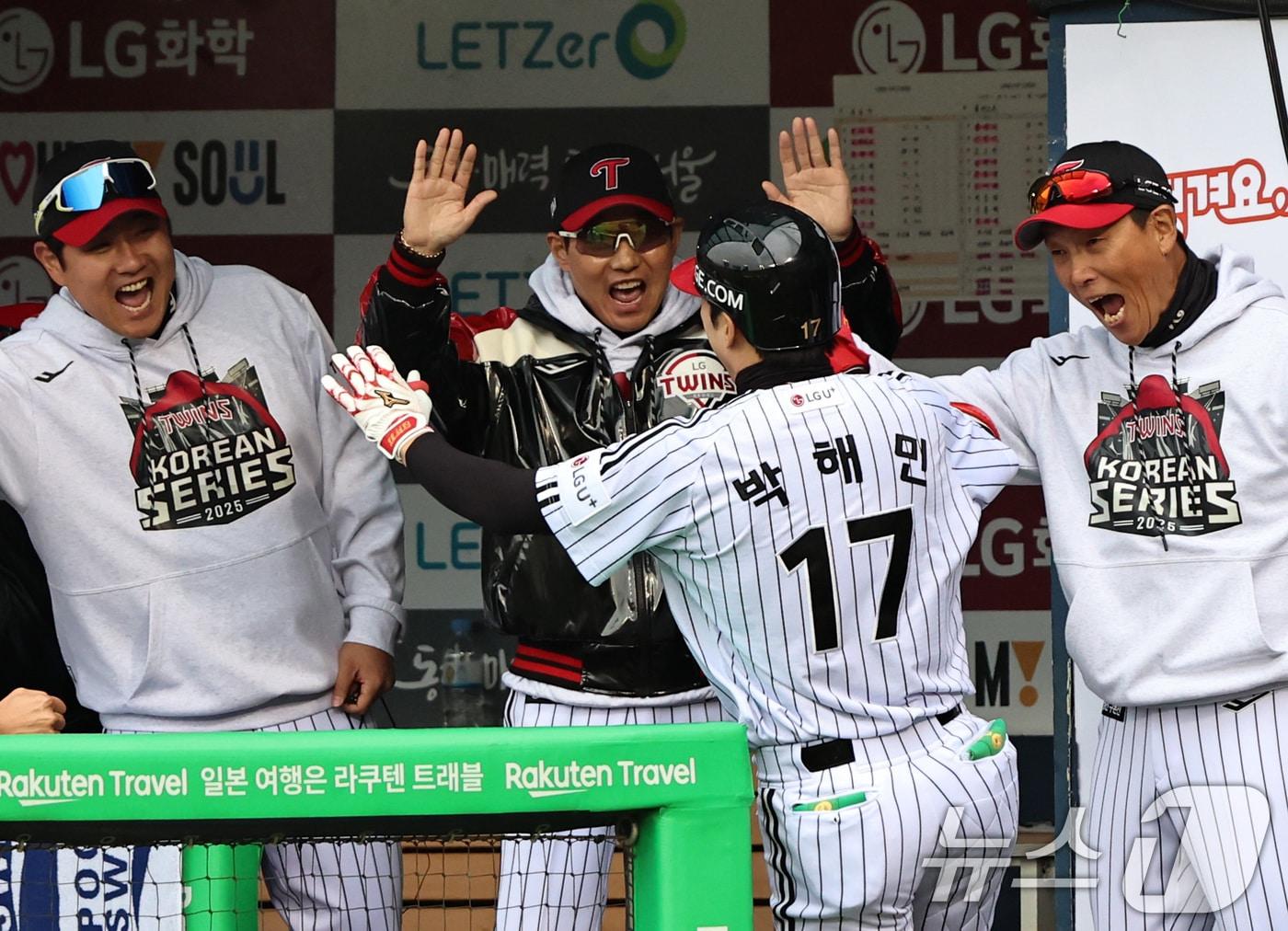 본문 이미지 - 26일 서울 잠실야구장에서 열린 프로야구 2025 신한 SOL뱅크 KBO 포스트시즌 한국시리즈 1차전 한화 이글스와 LG 트윈스의 경기, LG의 5회말 박해민이 솔로포를 때린 뒤 염경엽 감독과 기쁨을 나누고 있다. 2025.10.26/뉴스1 ⓒ News1 구윤성 기자