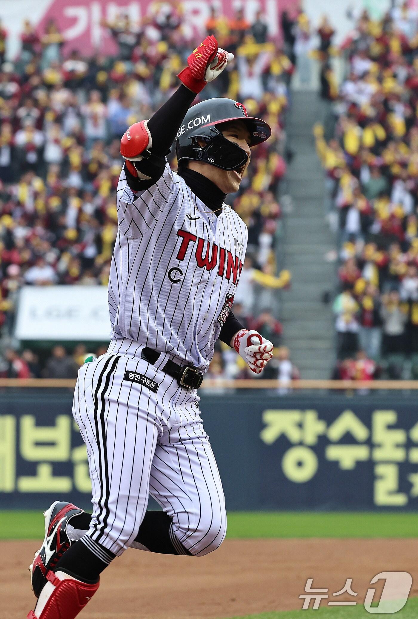 본문 이미지 - 26일 서울 잠실야구장에서 열린 프로야구 2025 신한 SOL뱅크 KBO 포스트시즌 한국시리즈 1차전 한화 이글스와 LG 트윈스의 경기, LG의 5회말 박해민이 솔로포를 때린 뒤 환호하고 있다. 2025.10.26/뉴스1 ⓒ News1 구윤성 기자