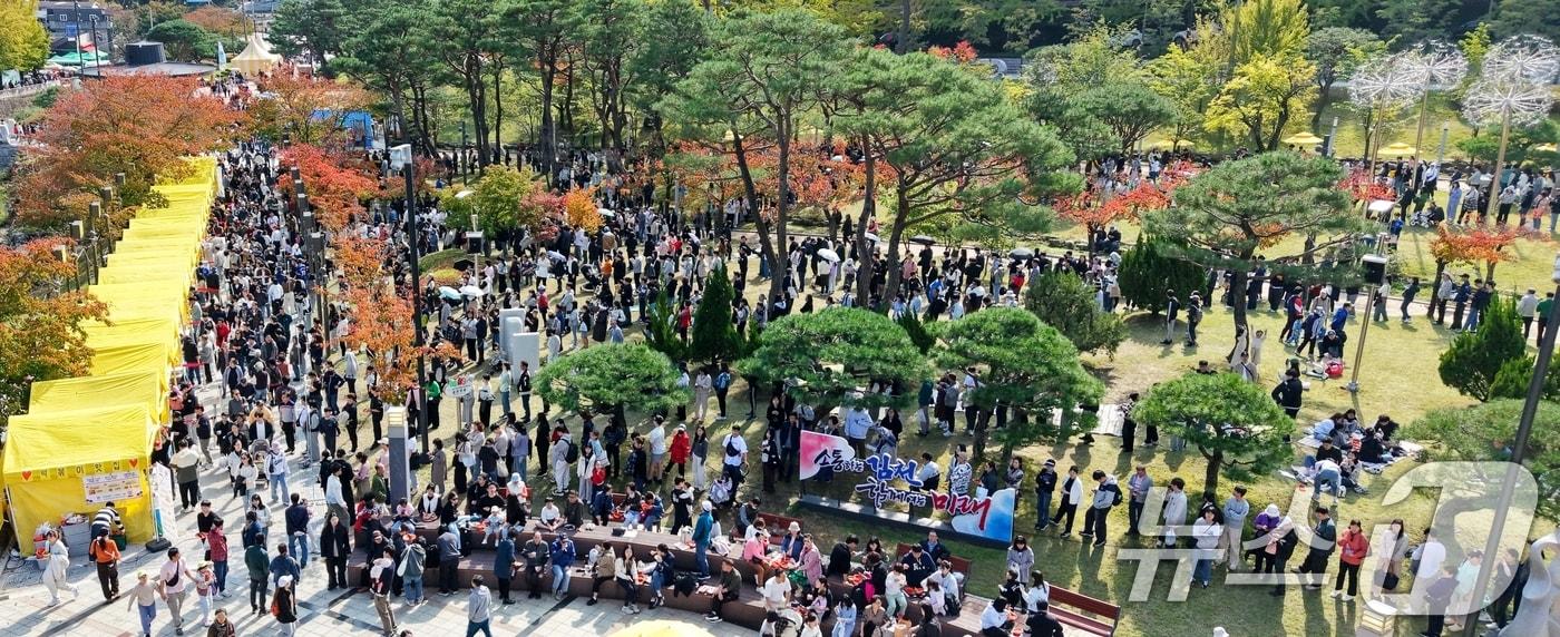 본문 이미지 - 작년 열린 김천 김밥축제 모습 (김천시 제공. 재판매 및 DB금지)/뉴스1 2025.10.25/뉴스1 ⓒ News1 정우용 기자
