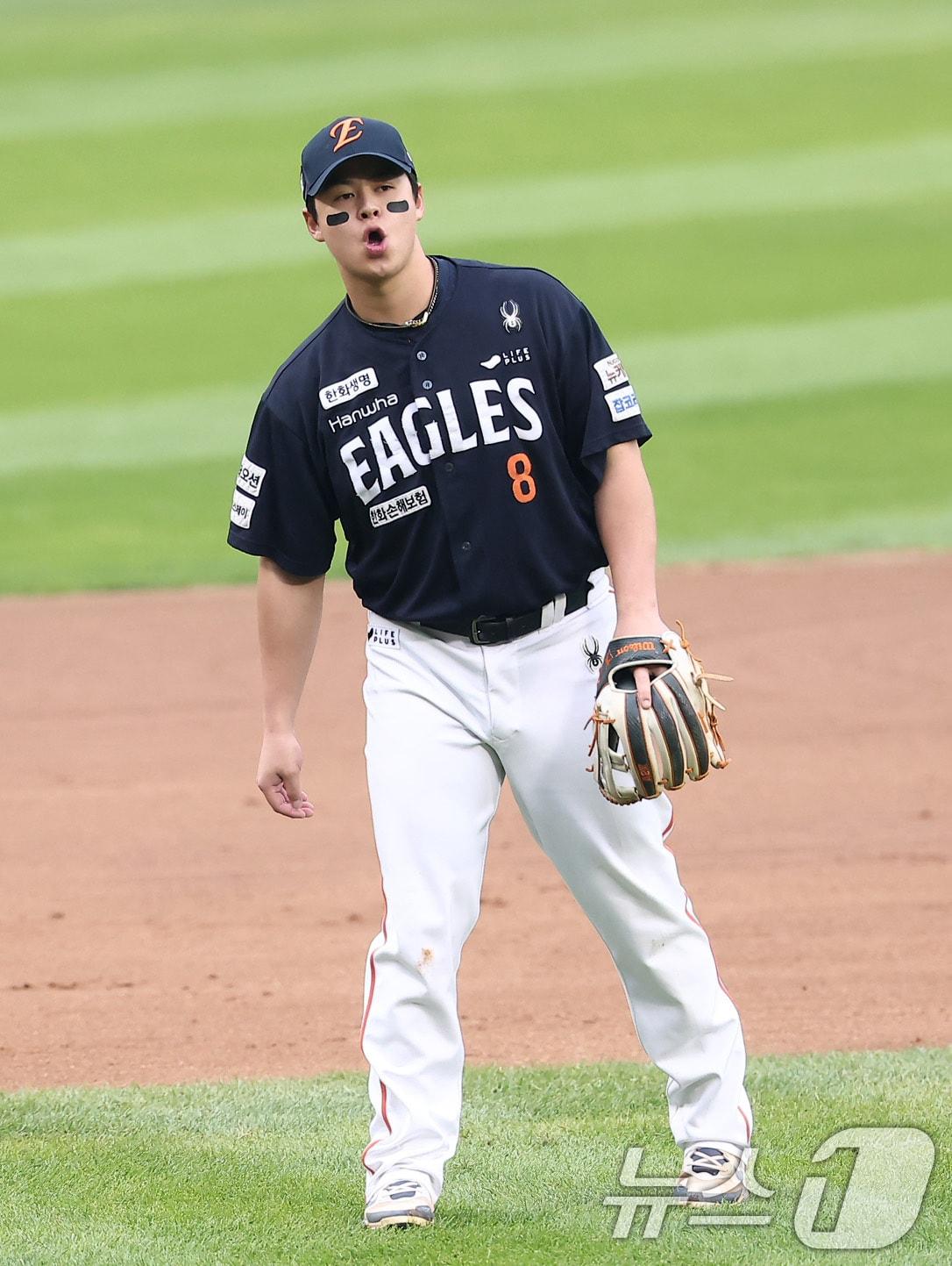 본문 이미지 - 26일 서울 잠실야구장에서 열린 프로야구 2025 신한 SOL뱅크 KBO 포스트시즌 한국시리즈 1차전 한화 이글스와 LG 트윈스의 경기, 한화 노시환이 5회말 1사 3루 상황 오스틴의 3루수 땅볼 때 홈으로 악송구를 해 실점을 허용한 후 아쉬워하고 있다. 2025.10.26/뉴스1 ⓒ News1 김성진 기자