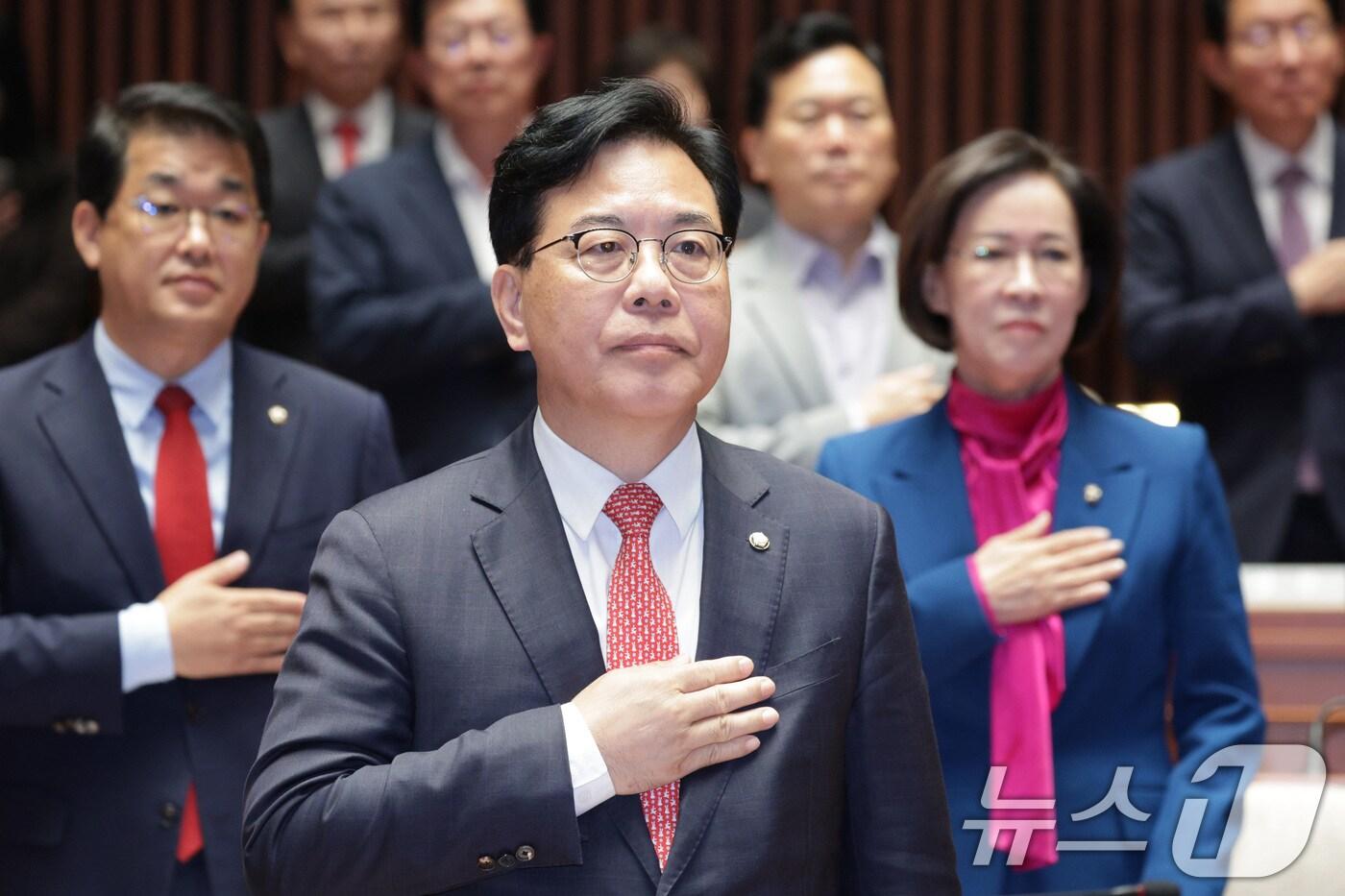 송언석 국민의힘 원내대표가 26일 서울 여의도 국회에서 열린 의원총회에서 국민의례를 하고 있다. 2025.10.26/뉴스1 ⓒ News1 신웅수 기자