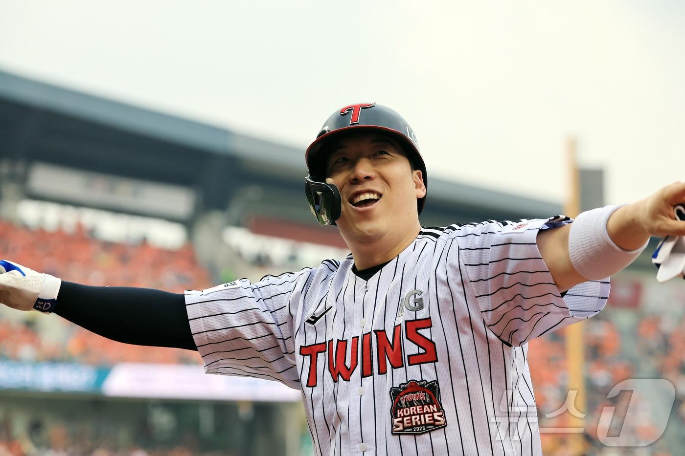 26일 서울 잠실야구장에서 열린 프로야구 2025 신한 SOL뱅크 KBO 포스트시즌 한국시리즈 1차전 한화 이글스와 LG 트윈스의 경기, LG 김현수가 6회말 2사 1,2루 상황에서 1타점 적시타를 친 후 대주자 최원영과 교체되며 더그아웃을 향하며 포효하고 있다. 2025.10.26/뉴스1 ⓒ News1 김진환 기자