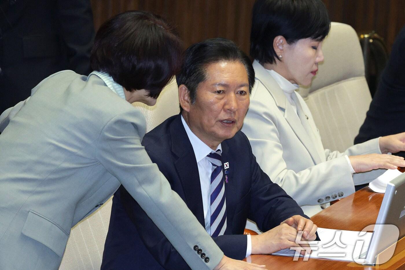 정청래 더불어민주당 대표가 26일 서울 여의도 국회에서 열린 제 429회국회&#40;정기회&#41; 제10차 본회의에서 대화하고 있다. 2025.10.26/뉴스1 ⓒ News1 신웅수 기자