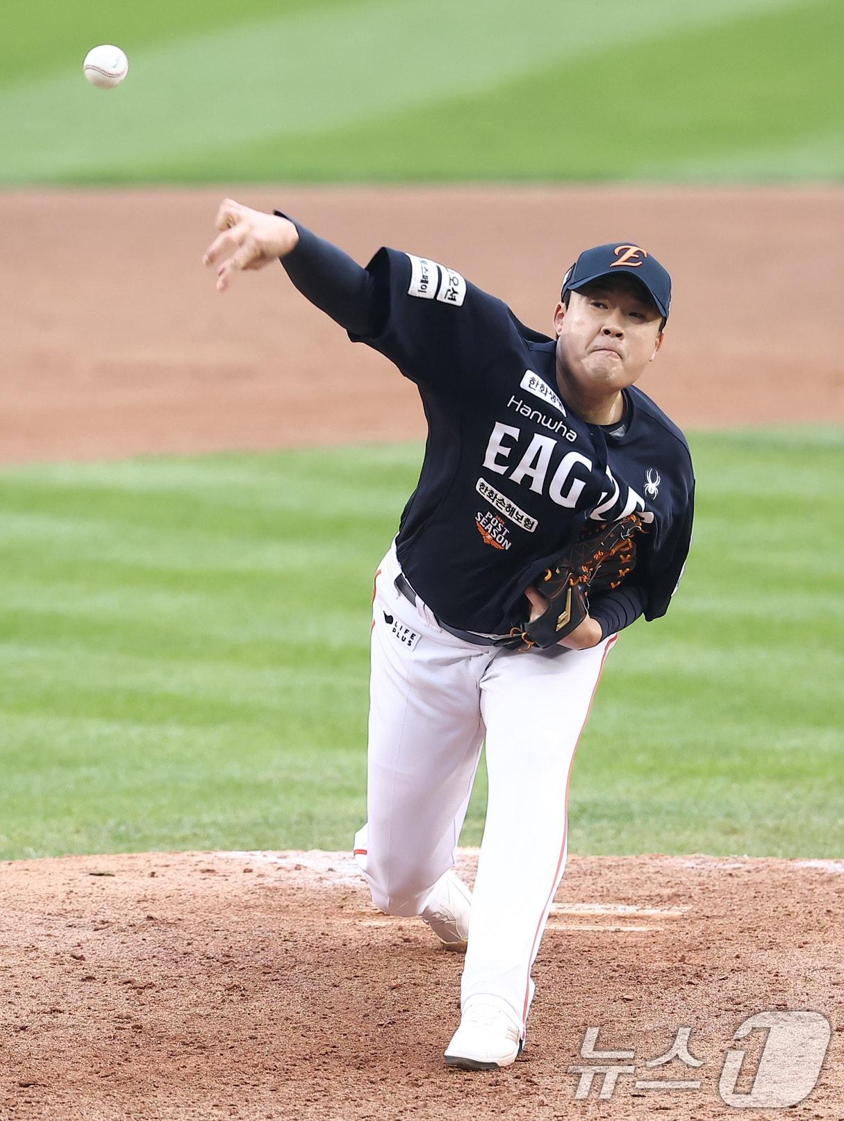 본문 이미지 - 26일 서울 잠실야구장에서 열린 프로야구 2025 신한 SOL뱅크 KBO 포스트시즌 한국시리즈 1차전 한화 이글스와 LG 트윈스의 경기, 한화 한승혁이 7회말 마운드에 올라 투구하고 있다. 2025.10.26/뉴스1 ⓒ News1 김성진 기자