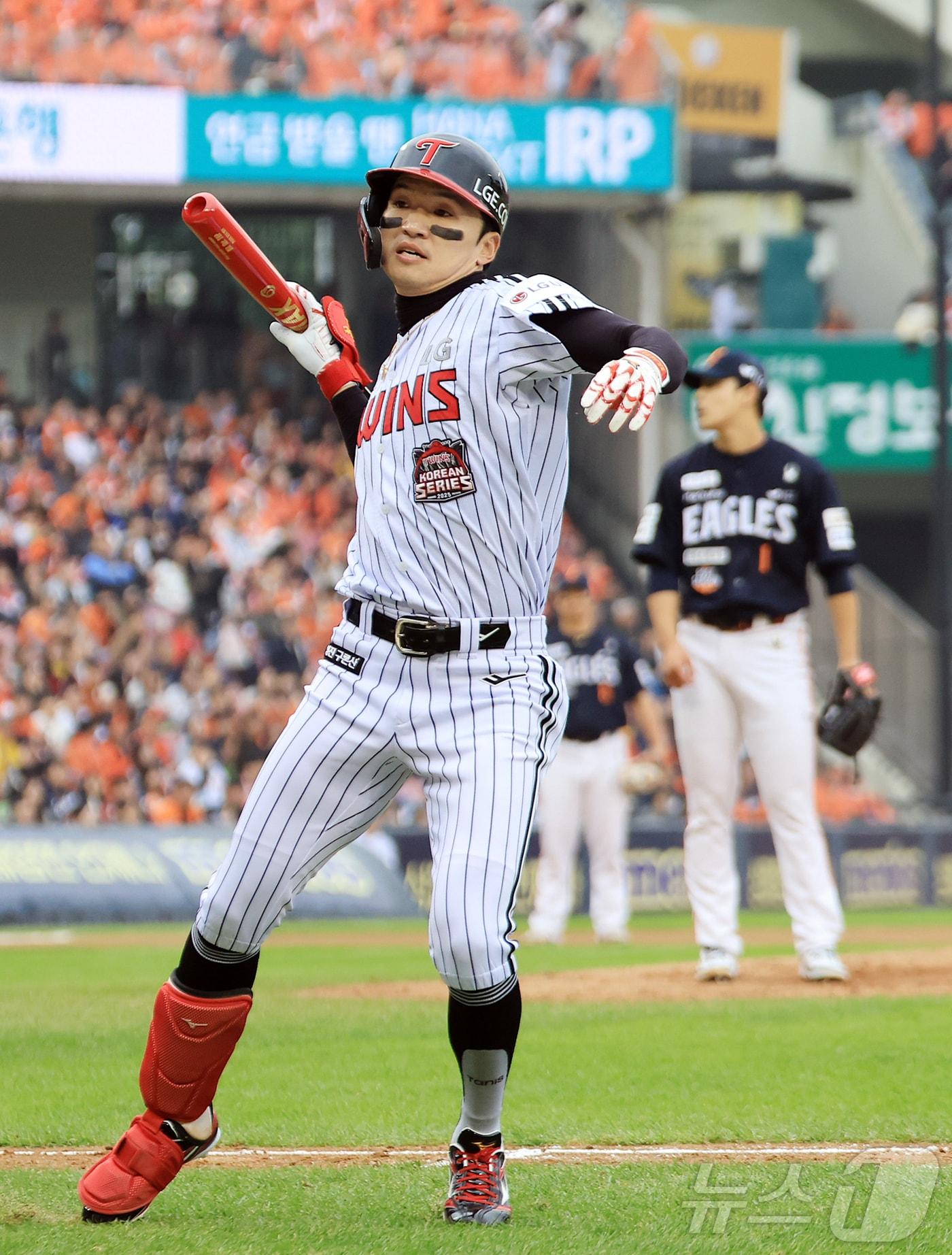 본문 이미지 - 26일 서울 잠실야구장에서 열린 프로야구 2025 신한 SOL뱅크 KBO 포스트시즌 한국시리즈 1차전 한화 이글스와 LG 트윈스의 경기, LG 박해민이 5회말 선두타자로 나와 솔로홈런을 친 뒤 환호하고 있다. 2025.10.26/뉴스1 ⓒ News1 김진환 기자